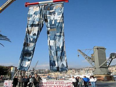 Guinness dei Primati, a Genova il jeans più lungo: venti metri per sei di girovita